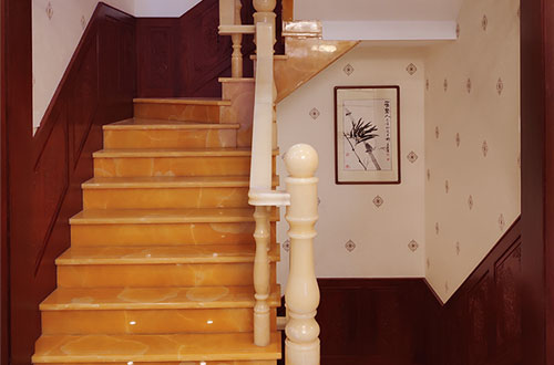 白碱滩中式别墅室内汉白玉石楼梯的定制安装装饰效果